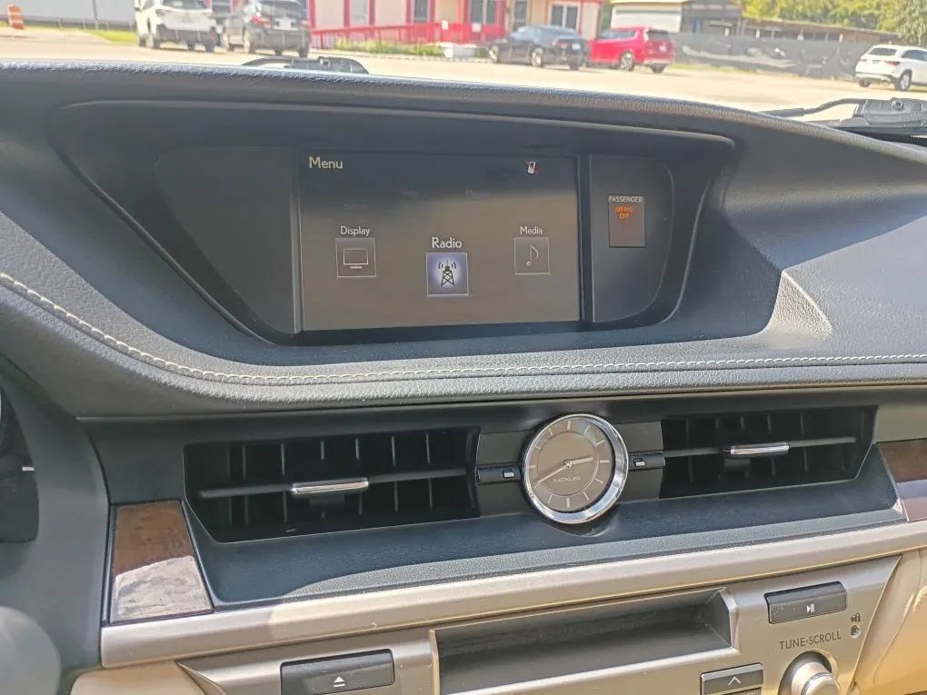 Used 2015 Lexus ES 350 w/ Premium Package FWD image 11