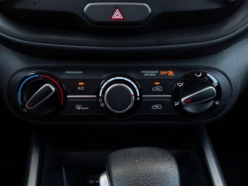 Used 2025 Kia Soul LX w/ LX Technology Package FWD image 25