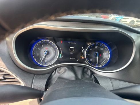 Used 2024 Chrysler Pacifica Touring-L FWD image 9