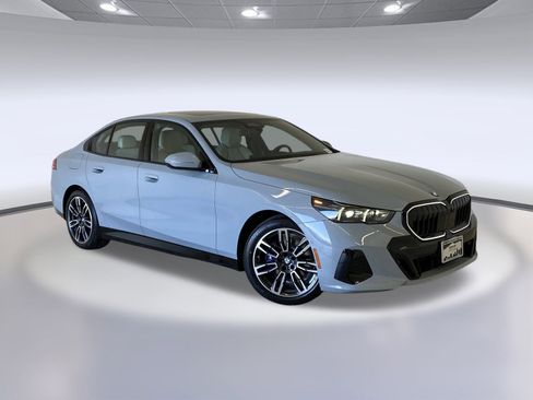 Used 2025 BMW 530i xDrive w/ M Sport Package image 6