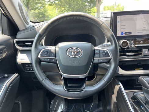 Used 2023 Toyota Highlander Limited AWD/4WD image 16