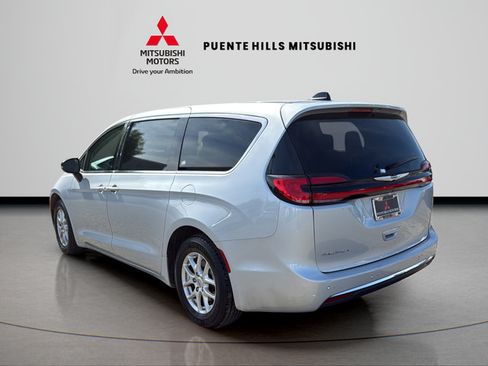 Used 2024 Chrysler Pacifica Touring-L FWD image 7
