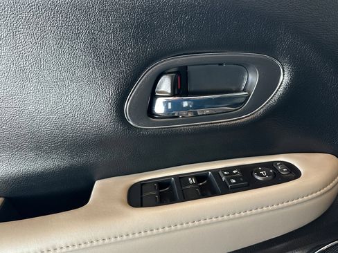 Used 2019 Honda HR-V EX image 11