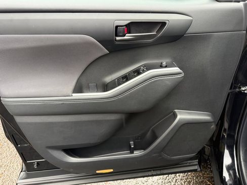 Certified 2025 Toyota Highlander LE image 13