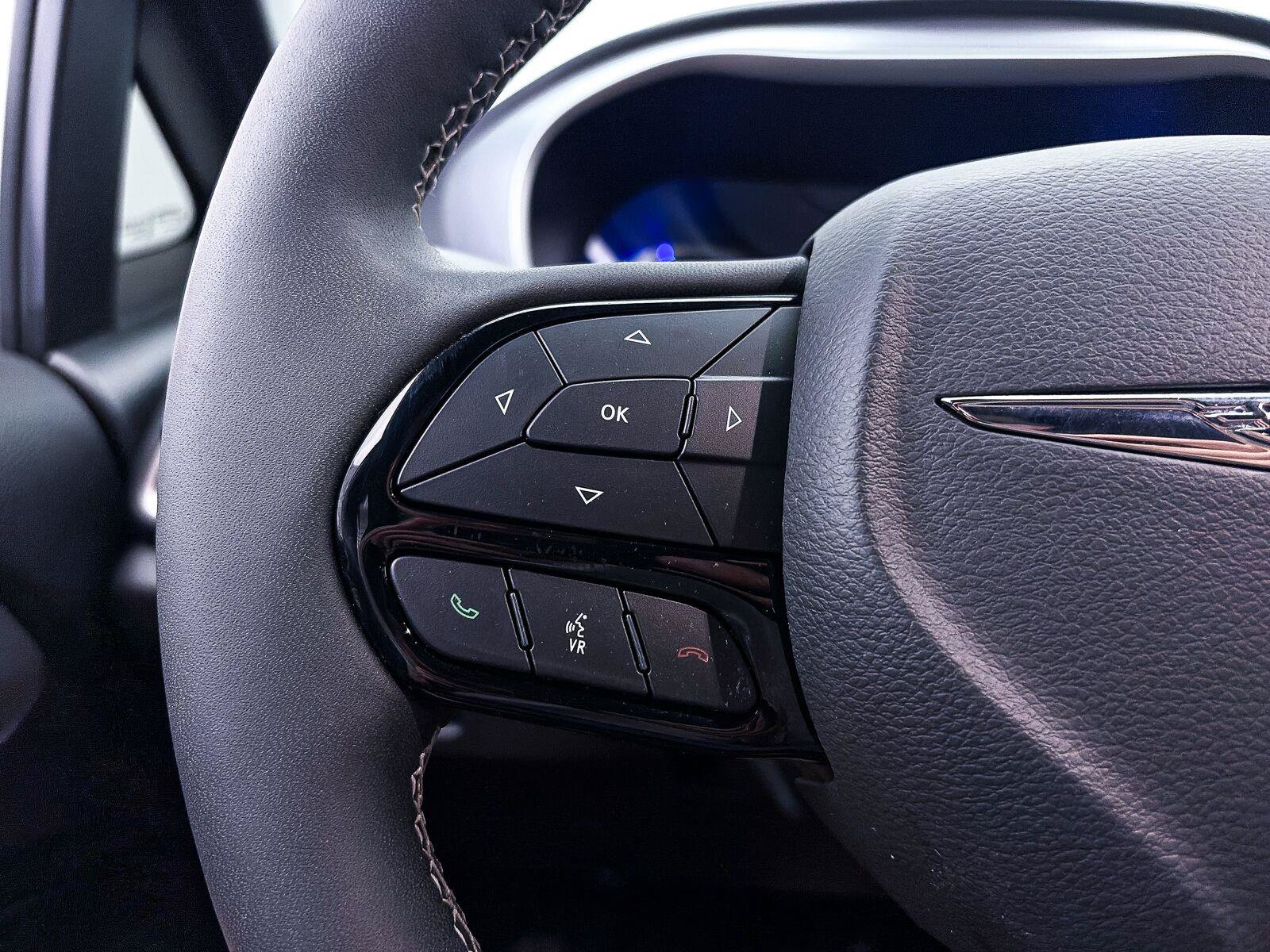 Used 2023 Chrysler Pacifica Touring-L w/ Uconnect Theater Family Group FWD image 32