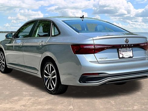 Used 2025 Volkswagen Jetta SE FWD image 5