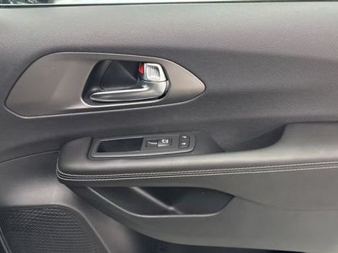 New 2027 Chrysler Pacifica Limited AWD/4WD image 25