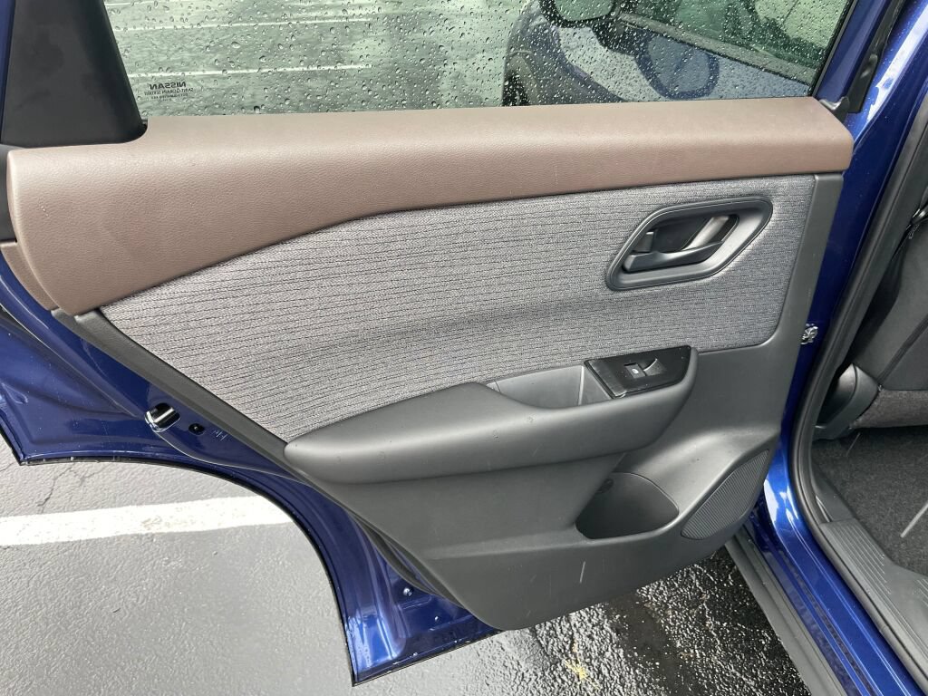 Used 2023 Nissan Rogue S AWD/4WD image 12