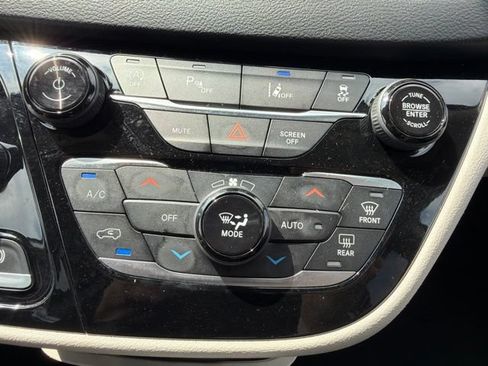 Used 2023 Chrysler Pacifica Touring-L FWD image 35
