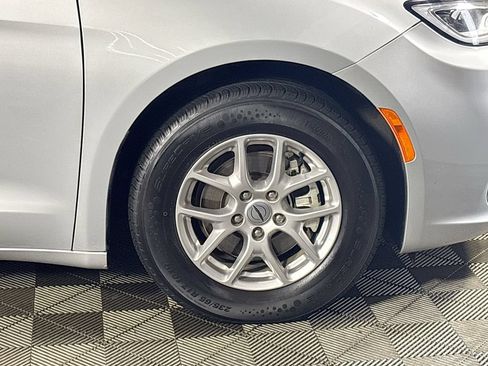 Used 2024 Chrysler Pacifica Touring-L FWD image 21