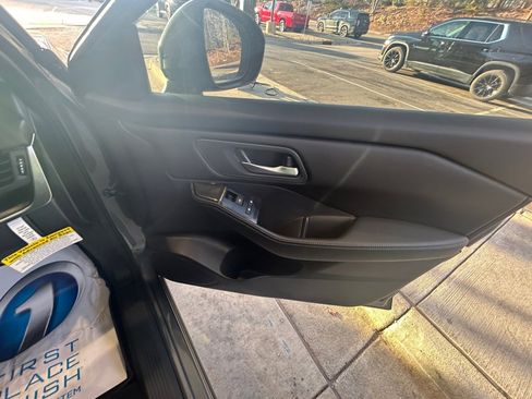 Used 2025 Nissan Rogue SV image 35