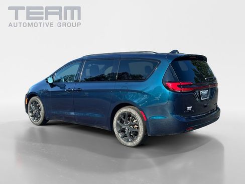 Certified 2025 Chrysler Pacifica Limited image 5