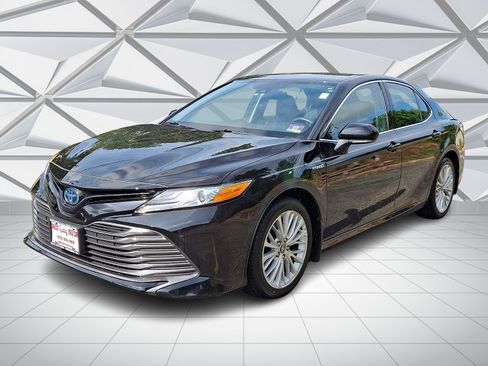 Used 2020 Toyota Camry XLE FWD image 4