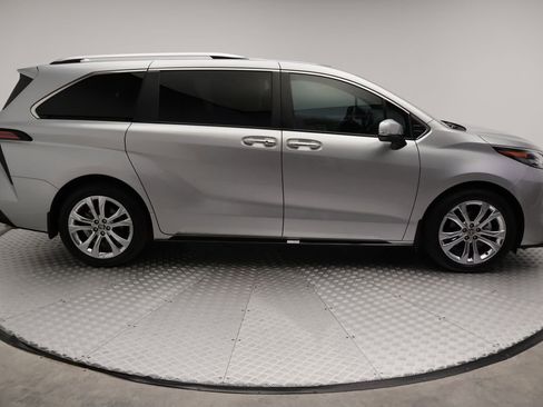 Certified 2024 Toyota Sienna Platinum FWD image 7