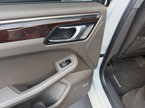 Certified 2021 Porsche Macan Turbo AWD/4WD image 22