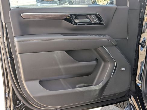 New 2026 Chevrolet Suburban Premier image 7