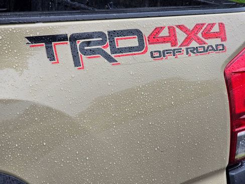 Used 2017 Toyota Tacoma TRD Off-Road image 14