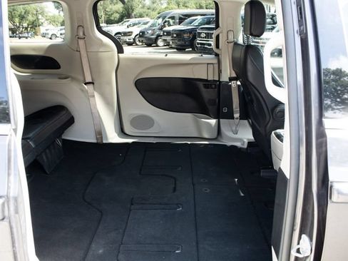 Used 2023 Chrysler Pacifica Touring-L FWD image 16