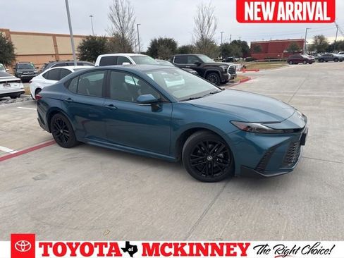 Used 2025 Toyota Camry SE image 1