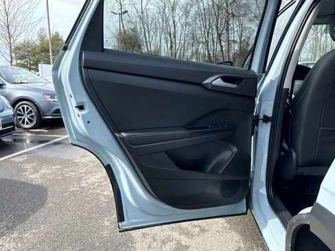 Certified 2025 Volkswagen Taos SE image 24