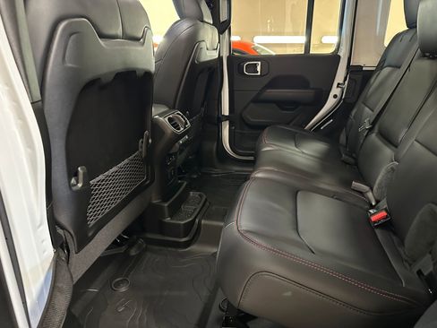 Used 2025 Jeep Wrangler Unlimited Rubicon w/ Convenience Group AWD/4WD image 15