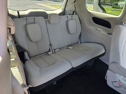 Used 2017 Chrysler Pacifica Touring w/ Tire & Wheel Group FWD image 13