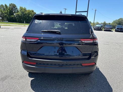Used 2024 Jeep Grand Cherokee Limited w/ Black Appearance Package AWD/4WD image 8