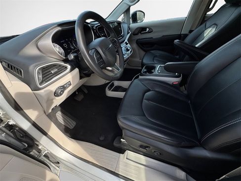 Certified 2024 Chrysler Pacifica Touring-L image 24