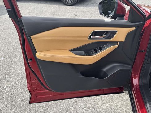 Used 2022 Nissan Rogue Platinum w/ Head-Up Display Package image 16