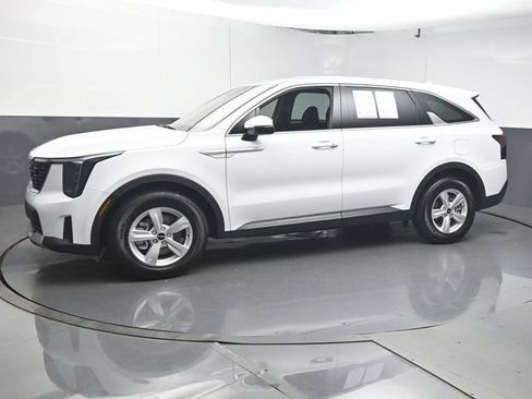 Used 2026 Kia Sorento LX FWD image 4