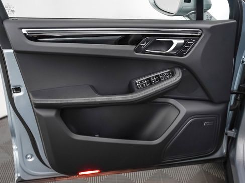 Certified 2025 Porsche Macan image 25