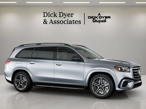 Used 2025 Mercedes-Benz GLS 450 4MATIC image 3