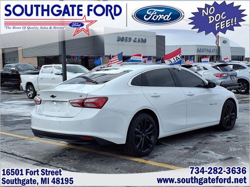 Used 2022 Chevrolet Malibu LT image 2