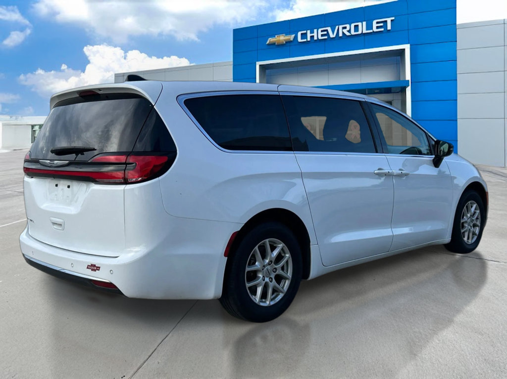 Used 2024 Chrysler Pacifica Touring-L FWD image 5