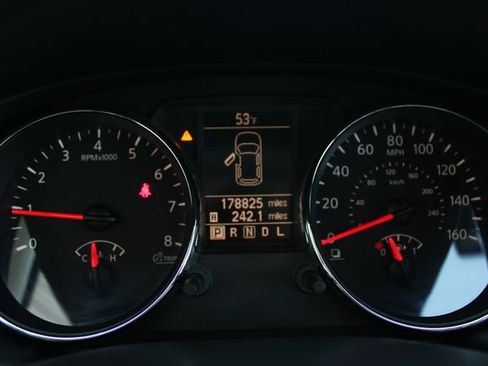 Used 2011 Nissan Rogue SV w/ Premium Pkg image 11