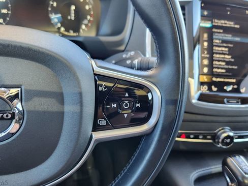 Used 2020 Volvo XC90 T6 Momentum w/ Protection Package Premier image 17