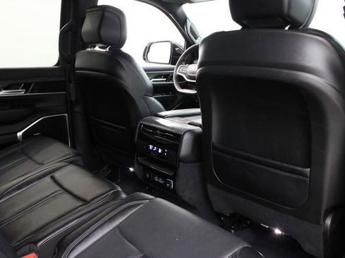 Used 2024 Jeep Wagoneer L Series II RWD image 22