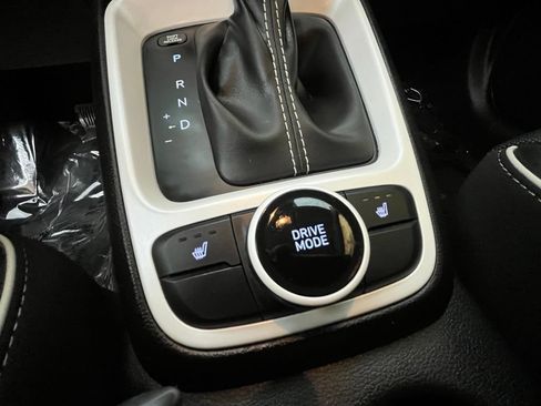 Used 2024 Hyundai Venue Limited FWD image 40