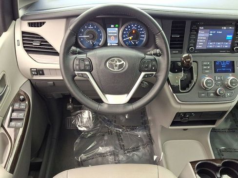 Certified 2020 Toyota Sienna XLE image 21