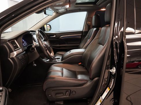 Used 2019 Toyota Highlander SE image 6