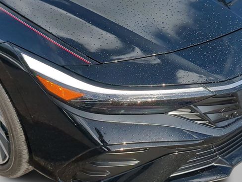New 2025 Hyundai Elantra Limited FWD image 34
