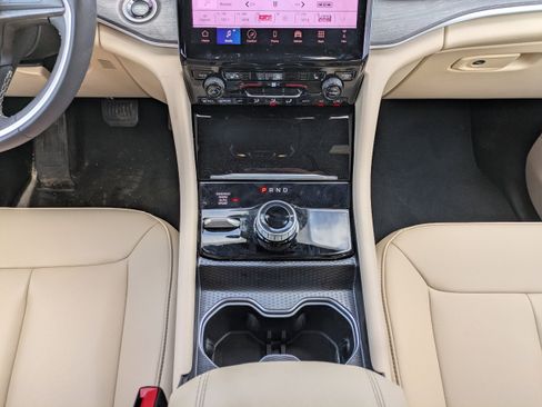 Used 2024 Jeep Grand Cherokee Limited image 16