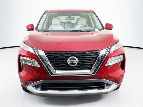 Used 2021 Nissan Rogue SV image 2