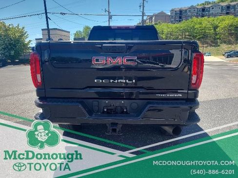 Used 2022 GMC Sierra 2500 Denali w/ Denali Black Diamond Edition AWD/4WD image 7