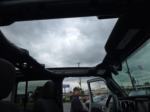 Used 2023 Jeep Wrangler Unlimited w/ Sun & Screen Package AWD/4WD image 44