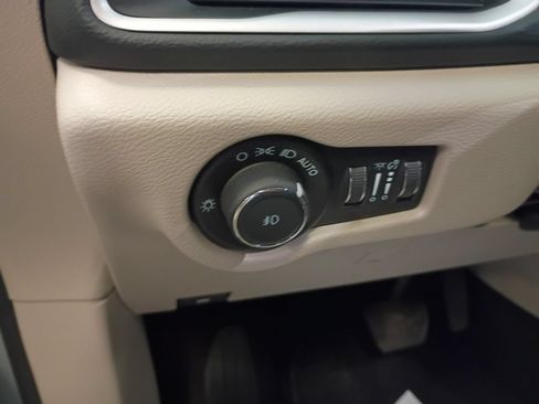 Used 2023 Chrysler Pacifica Touring-L FWD image 18