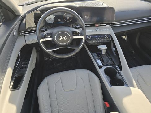 Used 2024 Hyundai Elantra Limited image 25