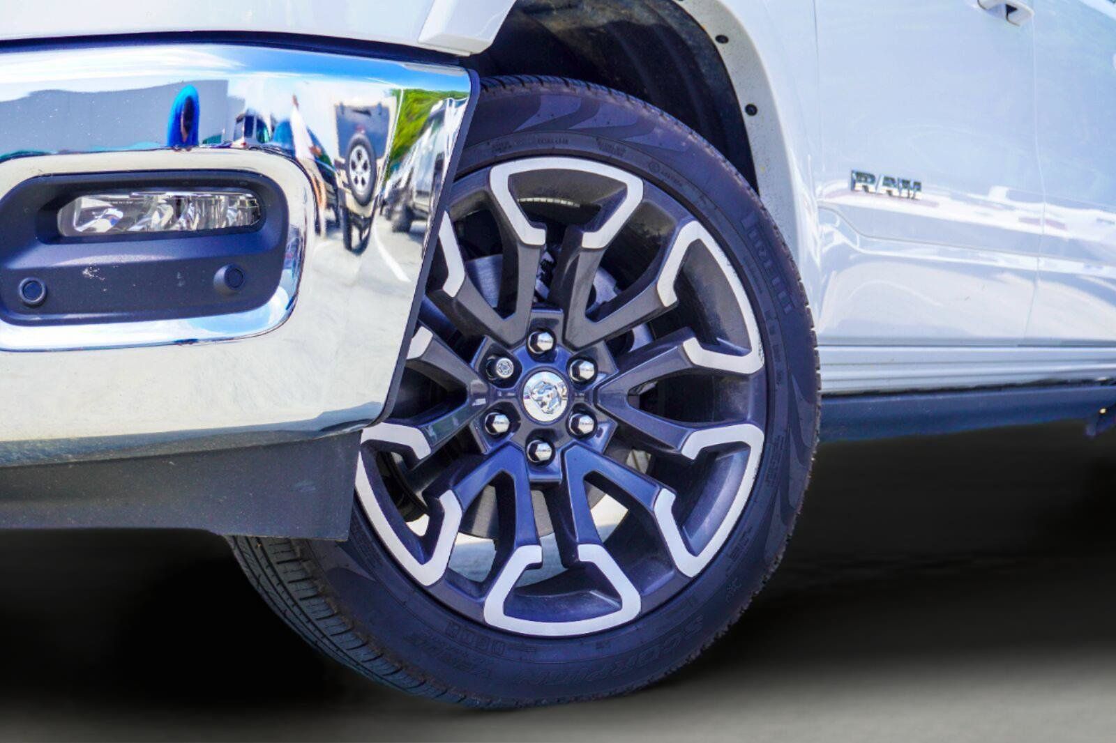 Used 2025 RAM 1500 Limited AWD/4WD image 2