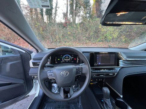 Used 2025 Toyota Camry LE image 30