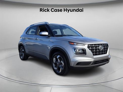 Certified 2025 Hyundai Venue SEL image 9